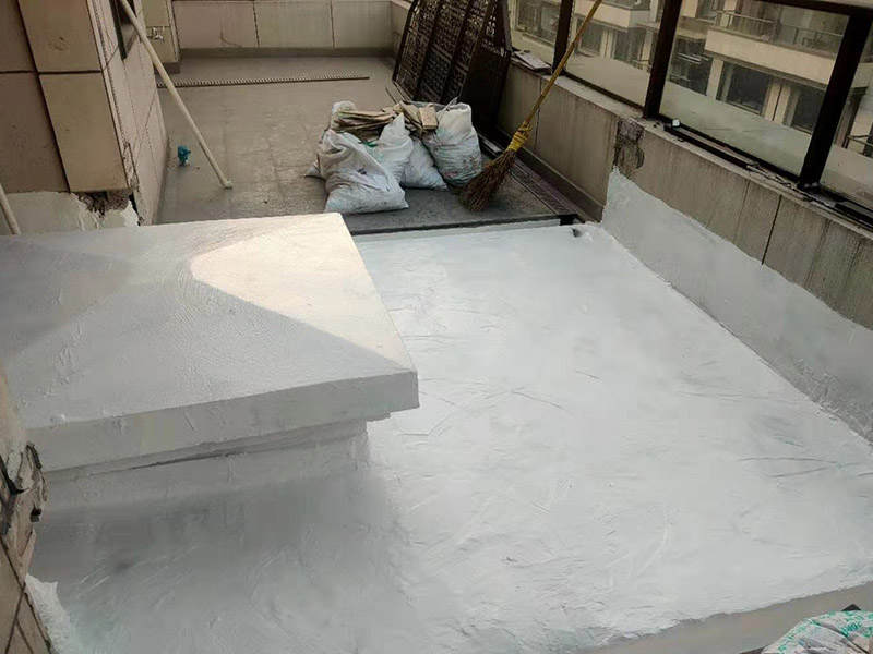 屋面高彈涂刷：清理基層，施工前要將基層表面的塵土和雜物清理干凈，然后用熱熔法改性瀝青卷材對(duì)防水層施工前在水落口、管根、陰陽角等細(xì)部先做好附加層。熱熔封邊，用噴槍將卷材搭接處加熱，讓其粘結(jié)牢固，然后涂刷第一遍防水涂料。防水施工前要先保證地面干凈、干燥，防水涂料要滿涂，確保無遺漏，與基層結(jié)合要牢固，無裂紋和氣泡等，防水涂料厚度要達(dá)到產(chǎn)品規(guī)定的要求。
