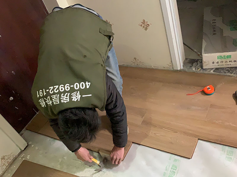 天津實木地板翻新哪里找工人做，天津實木地板翻新第一步做什么