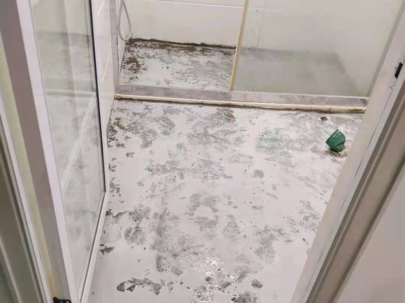 浴室貼磚裝修翻新：在鋪貼瓷磚前，我們要先把還沒涂抹水泥的地磚鋪在地上，并敲平，然后在地磚上涂滿水泥，鋪在地面，鋪地磚的過程中要對齊四塊磚的對角位置。   另外，在鋪貼瓷磚時也要講究鋪貼順序，在鋪地磚時應(yīng)從內(nèi)向外貼，有坡度或地漏的地方，要注意排水方向找坡，而墻面磚應(yīng)從下往上貼，底層的瓷磚要最后貼，這樣鋪貼出來才美觀，我們鋪完地磚后還要壓地磚。