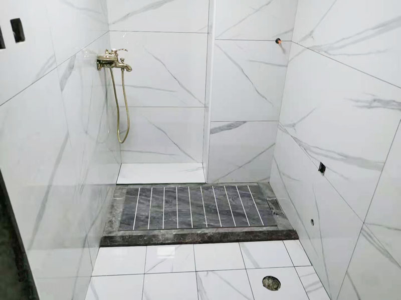 浴室貼磚裝修翻新：在鋪貼瓷磚前，我們要先把還沒涂抹水泥的地磚鋪在地上，并敲平，然后在地磚上涂滿水泥，鋪在地面，鋪地磚的過程中要對齊四塊磚的對角位置。   另外，在鋪貼瓷磚時也要講究鋪貼順序，在鋪地磚時應(yīng)從內(nèi)向外貼，有坡度或地漏的地方，要注意排水方向找坡，而墻面磚應(yīng)從下往上貼，底層的瓷磚要最后貼，這樣鋪貼出來才美觀，我們鋪完地磚后還要壓地磚。