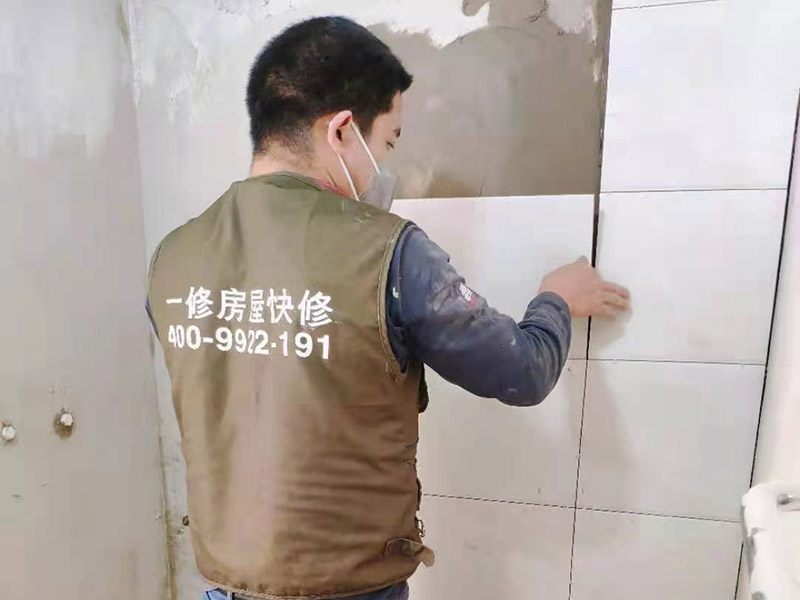 衛生間墻磚重貼：首先要先把舊的瓷磚給弄下來。 鋪貼衛生間瓷磚的水泥砂漿比例粘貼衛生間瓷磚采用的水泥標號為425號水泥,水泥沙子的混合比例不要大于1:3,水泥含量過重的話,會因為水泥的膨脹系數高而導致瓷磚的開裂,減少瓷磚的使用壽命。 衛生間瓷磚泡水時長衛生間如果采用釉面墻磚,用水泥砂漿作為粘接劑,瓷磚需要經過泡水后鋪貼,泡水的時間以瓷磚完全浸泡后不冒氣泡的時間為宜,一般為三十分鐘就可以了。 鋪貼要留縫鋪貼衛生間瓷磚無論是否屬于無縫磚,都必須留縫,建議不小于1mm,普通墻磚以1.5—2mm為宜,仿古磚縫隙可以適當的加寬。