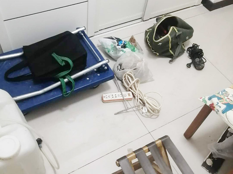 地面漏水維修：判斷地面滲水的方法：只要地面用水，樓下就有滲漏水現象，地面不使用水時，樓下不再滲漏水。　一般水管滲漏水量大，并且有持續性；往地漏，手盆，坐便倒水即可判斷下水管沒有問題，如果衛生間連續幾天都沒使用水，但是還有滲漏水現象，并且滲漏水沒有減輕，即為上水管問題。　 如果衛生間是防水層滲漏水，而不是上下水管漏水的情況。都是不需要刨瓷磚就可以維修好的了。　　 維修方法很簡單就是使用新型的滲透型防水劑在衛生間表面再做遍防水，讓水不進入地下，直接從水道流走。