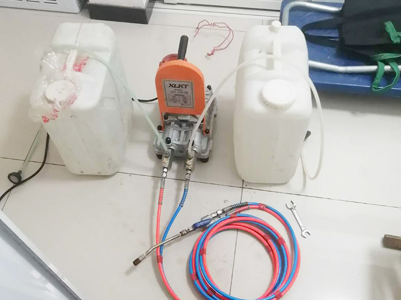 地面漏水維修：判斷地面滲水的方法：只要地面用水，樓下就有滲漏水現象，地面不使用水時，樓下不再滲漏水。　一般水管滲漏水量大，并且有持續性；往地漏，手盆，坐便倒水即可判斷下水管沒有問題，如果衛生間連續幾天都沒使用水，但是還有滲漏水現象，并且滲漏水沒有減輕，即為上水管問題。　 如果衛生間是防水層滲漏水，而不是上下水管漏水的情況。都是不需要刨瓷磚就可以維修好的了。　　 維修方法很簡單就是使用新型的滲透型防水劑在衛生間表面再做遍防水，讓水不進入地下，直接從水道流走。