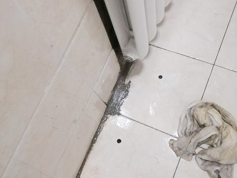 地面漏水維修：判斷地面滲水的方法：只要地面用水，樓下就有滲漏水現象，地面不使用水時，樓下不再滲漏水。　一般水管滲漏水量大，并且有持續性；往地漏，手盆，坐便倒水即可判斷下水管沒有問題，如果衛生間連續幾天都沒使用水，但是還有滲漏水現象，并且滲漏水沒有減輕，即為上水管問題。　 如果衛生間是防水層滲漏水，而不是上下水管漏水的情況。都是不需要刨瓷磚就可以維修好的了。　　 維修方法很簡單就是使用新型的滲透型防水劑在衛生間表面再做遍防水，讓水不進入地下，直接從水道流走。