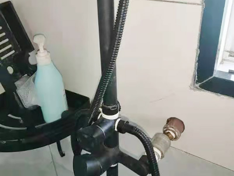 花灑角閥維修：首先關水管總閘，讓斷掉處的水管內的水流干。可以看到斷在里面的“外絲斷頭管”，在斷頭管的一處固定好鋸條在斷頭管內壁的位置，用手來回鋸，根據斷頭管的壁厚，為了防止鋸壞外層的內絲直接，在快要鋸到外層的“內絲直接”時，拿出鋸條，大概鋸10分鐘左右就差不多了。 查看內絲接頭是否完好無開裂,如果有開裂先更換內絲接頭,也可加膠墊解決漏水問題;接頭沒問題,直接更換一個新角閥即可,角閥并不貴,建議要購買銅質角閥。