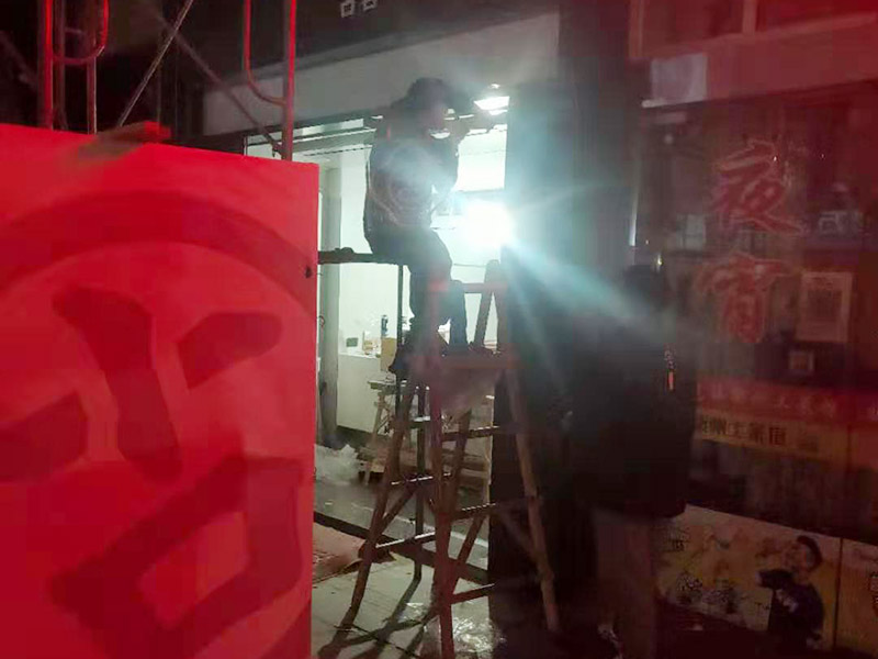 門店裝修翻新：1、在裝修之前，先要定位好門店裝修風(fēng)格，要依據(jù)當(dāng)?shù)氐南M(fèi)程度、消費(fèi)群體等衡量設(shè)計(jì)。當(dāng)然，更重要是實(shí)時(shí)跟進(jìn)效果圖的設(shè)計(jì)，確保最后可以是契合當(dāng)?shù)氐难b修作風(fēng)。 2、店的水電安裝需要提前策劃好，以便在后期能夠方便使用，不需要再另外添加，以免給門店造成部分破壞。 3、店內(nèi)裝飾不宜采用過多的線條分割和色彩渲染，以免顧客產(chǎn)生視覺疲勞。店面的色彩要統(tǒng)一和諧，不宜采用任何生硬的、強(qiáng)烈的對(duì)比。 4、 招牌上的字號(hào)大小要適宜，過大會(huì)使招牌顯得太擠，破壞整體布局，可通過襯底色來(lái)突出店名。另外，為適合顧客閱讀，店名一般不要使用草書或外文字母。 主體拆改是最先上的一個(gè)項(xiàng)目，主要包括拆墻、砌墻、鏟墻皮、拆暖氣、換塑鋼窗等等。拆改完的垃圾，要及時(shí)清理出去，保證室內(nèi)的清潔，也更方便日后施工。 水電改造前，設(shè)計(jì)師應(yīng)上門進(jìn)行第一次測(cè)量，幫忙確定好開關(guān)、燈具等的確切位置，制定改造方案。 插座面板大概半天可以安裝完畢，應(yīng)注意插座最好買帶開關(guān)功能的，尤其是廚房，這樣，電飯鍋、微波爐就可免于插拔電源，用開關(guān)即可控制。