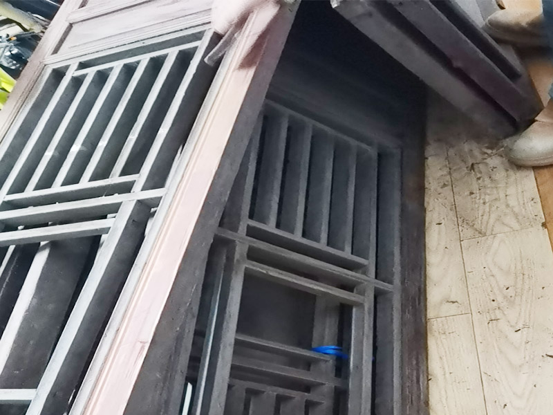 屏風(fēng)家具打磨翻新：為了保持整件家具的完整性，在拆開時(shí)應(yīng)先觀察結(jié)構(gòu)。仔細(xì)觀察完家具的結(jié)構(gòu)后，把每個(gè)部件都標(biāo)做好序號(hào)以便翻新后安裝，在家具在拆時(shí)要按照組裝時(shí)相反的順序拆開。可以使用功率較大的吹風(fēng)機(jī)來清理舊家具上的浮塵及積土，但是一定不能用濕布來擦，沒有看清楚部件本身面目之前就用濕布來擦拭會(huì)造成無法預(yù)料的傷害。家具去漆一般用細(xì)砂紙來輕輕的打磨，較硬的部位可以使用刀刮。注意去漆時(shí)原有的精雕部分不能破壞，否則會(huì)造成永久的損壞，怎么修補(bǔ)也沒有用。 最后就是對(duì)舊家具做漆面，它不是說簡單地刷漆就行，而要盡量保留家具原來的漆面。舊家具的漆膜也是一樣需要打磨的，要想效果好可以用人的來對(duì)家具反復(fù)摩擦。對(duì)于家具漆面的打磨要求不能留有死角、不能留有油污、色澤要均勻一致。