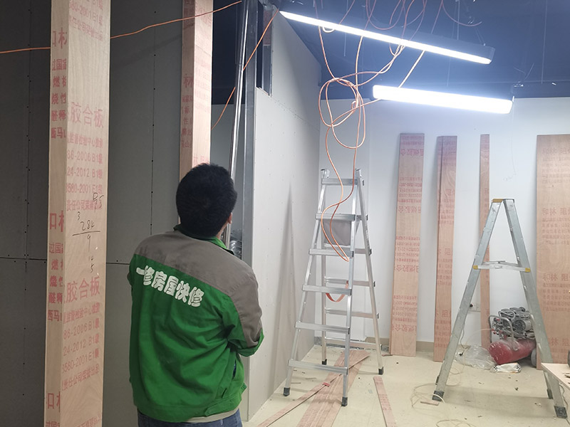 辦公室燈具線管安裝：熟悉圖紙，在施工前必須熟悉施工圖紙，而且最好由監理、設計師、業主三方在施工現場核對圖紙，如發現圖紙中有不符合現場的情況需立刻一起商定更改。 首先，一句施工圖在現場確認插座，開關及各種燈具的位置，并在相應位置上做好標記。如果沒有特殊要求，插座、開關應按照如下標準安裝