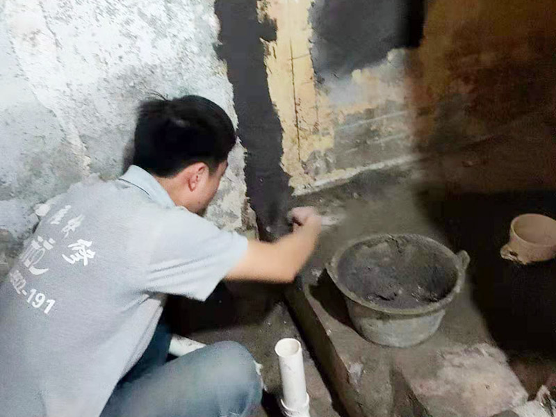 墻面抹水泥找平:步驟一：清理墻面；把墻面起皮和裂縫位置處理干凈，并用水泥砂漿補抹好，把殘留的灰渣鏟除干凈，然后把墻面清理干凈。需要注意的是：如果墻面吸水性比較強，要先用清水濕潤或是噴刷膠水做封底處理。  步驟二：第一遍刮膩子；水泥抹面的墻面最好配制底料，不僅能降低工程造價，還可以提高施工的質量。 步驟三：第二遍刮膩子；第一遍墻體干透后，可以上第二遍膩子進一步刮平。但是第二遍的膩子調兌不易過稀，它的含水量別過大，要保證第二遍膩子刮涂后的水分盡快被第一遍的膩子吸收，只有等到墻面水分減少到一定程度后方才可進