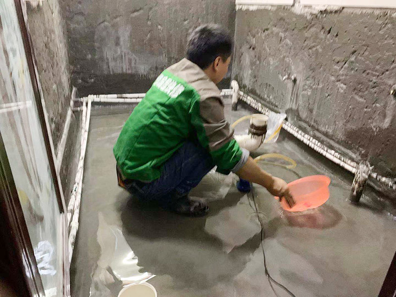 衛(wèi)生間改造閉水試驗(yàn)：將不需要或是不滿意的地方進(jìn)行拆除后，留下的成品需要進(jìn)行施工保護(hù)，防止磕碰到，還可防止被上面的重物或是棱角碰壞。將這些不滿意的地方進(jìn)行拆除，且拆除之后的垃圾也要及時(shí)清理，避免阻礙施工進(jìn)程。做好防水處理也是衛(wèi)生間改造的重要一步。因?yàn)樾l(wèi)生間的水、水蒸氣極其常見，防水做不好極易導(dǎo)致墻面潮濕、發(fā)霉，電路出現(xiàn)問題等的情況。衛(wèi)生間墻面上要做大約30厘米的防水涂料，以防積水浸透墻面，且要保證涂刷厚度均勻，還需要處理好地面和墻面交界處的各類管件的涂刷。待防水處理完全確定后，等待地面干透就可以做后續(xù)的工程了。