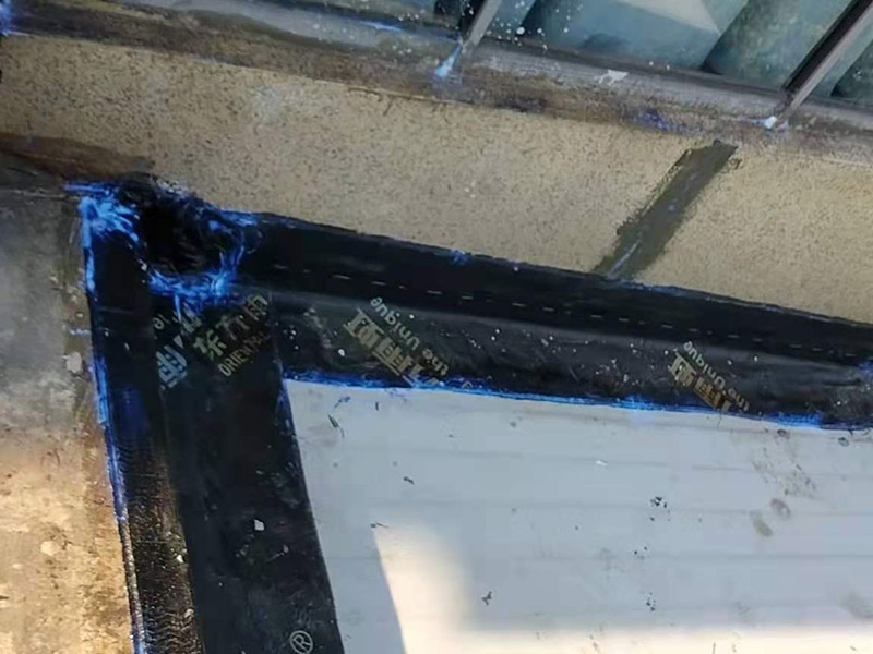 屋頂漏水怎么做？可以用耐候玻璃膠，或密封膠。一是利用玻璃房的坡度加大，將頂面雨水因勢(shì)利導(dǎo)的迅速排除；二是利用防水涂料堵塞玻璃桿件間的縫隙，要求無(wú)縫、無(wú)孔，以防止雨水滲漏。