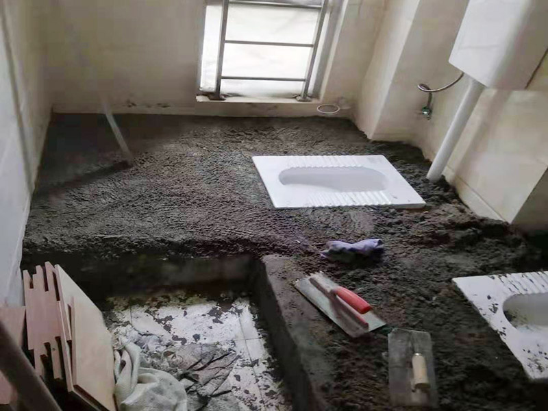 蹲便器安裝貼磚裝修：1.根據所安裝產品的排污口，在離墻適當的位置預留下水管道，同時確定下水管道入口距地平面的距離。 2.在地面下預留安裝蹲便器的凹坑深度大于便器的高度。 3.將連接膠塞放入蹲便器的進水孔內卡緊。在與蹲便器進水孔接觸的外邊緣涂上一層玻璃膠或油灰，將進水管插入膠塞進水孔內，使其與膠塞密封良好，以防漏水。 4.在蹲便器的出水口的邊緣涂上一層玻璃膠或油灰，放入下水管道的入口旋合，用焦渣或其它填充物將便器架設水平。 5.打開進水系統，檢查各接合處有無漏水情況，若出現漏水，則要檢查各接合處的情況。直至問題解決。 6.檢查各接合處無漏水情況后，用填充物將便器周圍填實，同時陶瓷與水泥砂漿的接觸面填上 1cm 以上的瀝青或油氈等彈性材料。 7.用水泥砂漿將蹲便器固定在水平面內，平穩、牢固后，然后在水泥面上鋪貼衛生間地磚。 8.試沖水，若無異常即可使用。