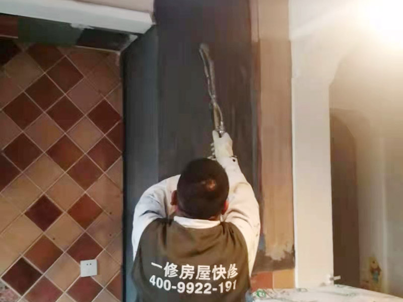 廚房墻面局部防水修復:基面處理是防水施工的關鍵，施工前須清理基面，以確保其堅固、平整、干凈，無灰塵、油膩、蠟、脫模劑等以及其它碎屑物質，如有孔隙、裂縫等缺陷的，須預先用水泥砂漿修補抹平，陰陽角處應抹成圓弧形。保持基面濕潤當無水。涂刷時力度均勻，注意不要漏刷；前后兩遍涂刷時保持垂直相交的角度，以充分覆蓋到位；單次涂刷不宜過厚，特別是管口和轉角處，不能超過1mm，防止干固后產生裂縫。施工24時后建議用濕布覆蓋涂層或噴霧灑水對涂層進行養護，在完全干固前須禁止踩踏、雨水、暴曬、尖銳損傷，特別是在后期安裝潔具時要特別注意不要破壞防水層。
