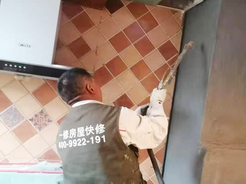 廚房墻面局部防水修復:基面處理是防水施工的關鍵，施工前須清理基面，以確保其堅固、平整、干凈，無灰塵、油膩、蠟、脫模劑等以及其它碎屑物質，如有孔隙、裂縫等缺陷的，須預先用水泥砂漿修補抹平，陰陽角處應抹成圓弧形。保持基面濕潤當無水。涂刷時力度均勻，注意不要漏刷；前后兩遍涂刷時保持垂直相交的角度，以充分覆蓋到位；單次涂刷不宜過厚，特別是管口和轉角處，不能超過1mm，防止干固后產生裂縫。施工24時后建議用濕布覆蓋涂層或噴霧灑水對涂層進行養護，在完全干固前須禁止踩踏、雨水、暴曬、尖銳損傷，特別是在后期安裝潔具時要特別注意不要破壞防水層。