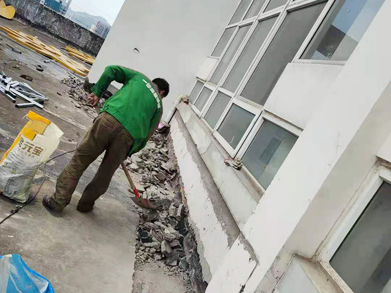 屋頂鏟除建渣裝袋：涂膜防水層依附于基層，基層質(zhì)量好壞，直接影響防水涂膜的質(zhì)量。因而在涂膜施工前，應(yīng)對基層進行認真的檢查和必要的處理，使之達到涂膜施工的要求。涂料的涂布應(yīng)采取“先高后低、先遠后近、先立面后平面”的施工順序。同一屋面上先涂布排水比較集中的水落口、天溝、檐口等節(jié)點部位，再進行大面積的涂布。