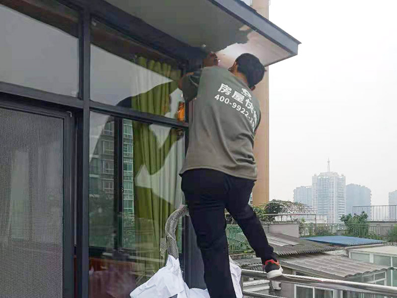 在門楣上定位劃水平線，把塑料支架的固定孔距畫下來沖擊鉆打孔，要比膨脹螺絲深一些。   最好兩個人配合安裝，一個人托舉著，一個人安放膨脹螺絲，有4個，扳手擰緊。   接下來的就比較好安裝了.將組合好的雨棚耐力板插入剛才安裝好的雨棚中【支架的卡槽中】，螺絲固定。   全部安裝到位后，要到遠處看看，雨棚外沿是不是處在一條直線上，如有高有低，放寬膨脹螺絲，調整一下支架，如果是墻面不平引起的，可用木片或塑料片墊一下。記得膨脹螺絲還要擰緊，不然雨棚會飛跑的。