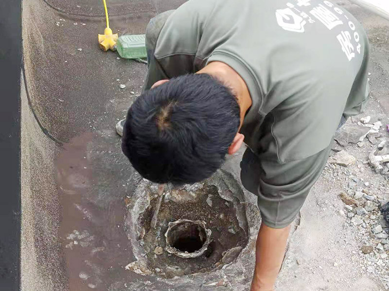 屋頂排水管疏通防水：屋頂排水不做好，不止是樓頂住戶遭殃哦，如果上面沒問題，就是整體防水層出問題了，結構板阻水，水從薄弱的地方留出很正常，如果這里在下面堵了，會從別的地方出來。首先就先要將周邊清理干凈然后再電鉆疏通維修。