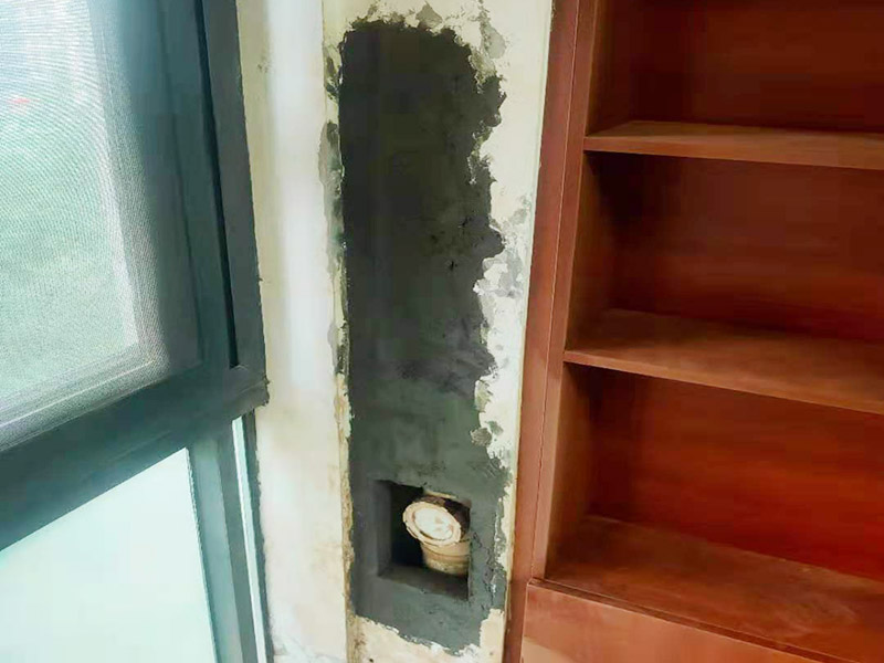 墻內主水管漏水維修：主水管漏水點相較其他水管更大，如果上面樓層不高就可以直接讓樓上不要用水，不然就要將整棟樓的水停下來，否則就會影響到后期的施工。更換的時候要將漏水的地方截掉，然后套上尺寸相同的新管，并用PVC膠水把連接處粘好。假如滲透的不嚴重，那么直接用PVC膠水粘結好，再拿防水布裹緊即可。最后再墻面修復。