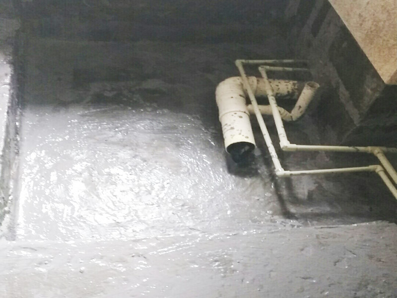 廁所地面找平施工：更換衛生間的地磚，在將原有地磚鑿去之后，一定要先用水泥砂漿將地面找平，回填建議最理想用陶粒，次之用輕質磚，常用建渣，亦可架空，煤渣也可較少了。然后再做防水處理。攪勻防水材料，要均勻一致，操作時先墻面后地面，從內向外退著操作,待干固后做閉水試驗幾天，然后再開始貼磚。
