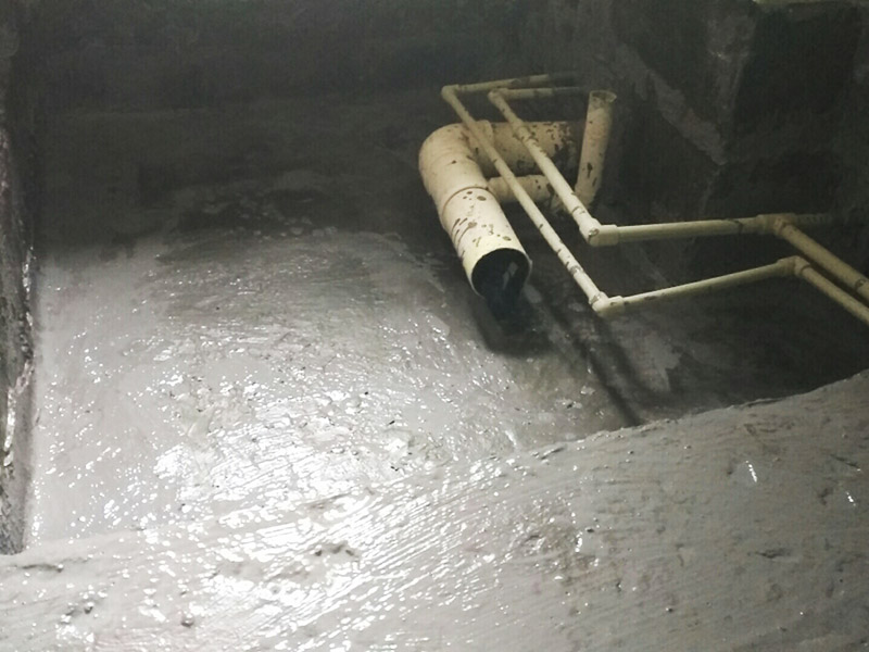 廁所地面找平施工：更換衛生間的地磚，在將原有地磚鑿去之后，一定要先用水泥砂漿將地面找平，回填建議最理想用陶粒，次之用輕質磚，常用建渣，亦可架空，煤渣也可較少了。然后再做防水處理。攪勻防水材料，要均勻一致，操作時先墻面后地面，從內向外退著操作,待干固后做閉水試驗幾天，然后再開始貼磚。