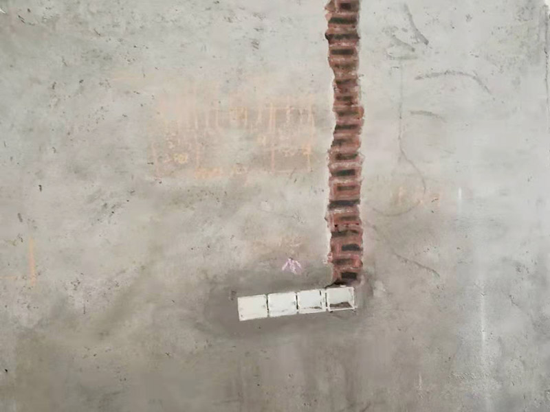 全屋電路改造：電路是家居裝飾中的隱藏工程，是家居裝飾的必然步驟。彈好平行與垂直線開槽，放好開關插座底盒，而開關插座底合安裝要彈水平線開槽，廚衛間須根據設計的使用功能進行彈線開槽。布線都是使用線管進行暗埋，電線需要并頭連接，不能隨便連接，接頭處需要使用按壓接線法，線接好之后，使用絕緣膠布包住。