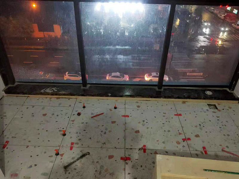 陽臺地磚不拆除鋪貼：不拆除原地磚,在原地磚上再鋪地磚可以嗎？可以，這樣能省一些成本，不過效果可能就沒有拆除地磚來的好。先將舊瓷磚的表面清理干凈，然后使用瓷磚粘結(jié)劑在舊瓷磚上做一層基礎(chǔ)涂刷，新的瓷磚背面也要抹上一層粘結(jié)劑（涂抹厚度只要覆蓋住背面的紋理即可），之后就可以直接貼新瓷磚了。