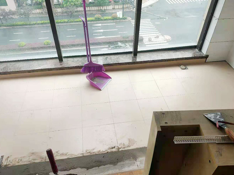 陽臺地磚不拆除鋪貼：不拆除原地磚,在原地磚上再鋪地磚可以嗎？可以，這樣能省一些成本，不過效果可能就沒有拆除地磚來的好。先將舊瓷磚的表面清理干凈，然后使用瓷磚粘結(jié)劑在舊瓷磚上做一層基礎(chǔ)涂刷，新的瓷磚背面也要抹上一層粘結(jié)劑（涂抹厚度只要覆蓋住背面的紋理即可），之后就可以直接貼新瓷磚了。