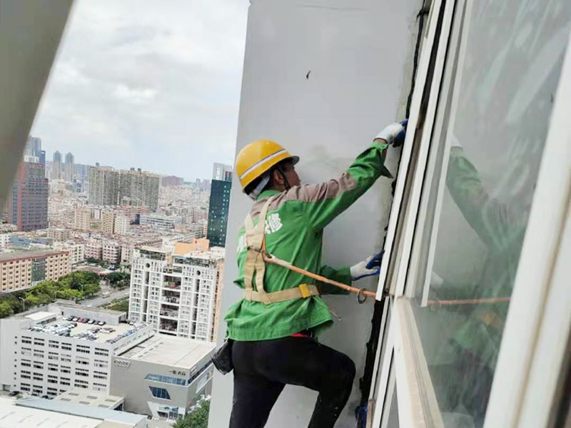 外墻窗框打膠維修：首先，在給斷橋鋁門窗打膠的時候，先要將斷橋鋁門窗邊上的膠帶給處理掉，不要粘在上面就進行打膠防水了，而且窗戶打膠的話，必須在室外打膠，因為如果勉強在室內進行打膠的話，顯然打出來的膠會不均勻，這樣就起不到防水的作用了。還有盡可能的使用滿膠，也就是膠槍使用滿膠來打，這樣我們在打的過程中就不會出現斷膠的現象了。